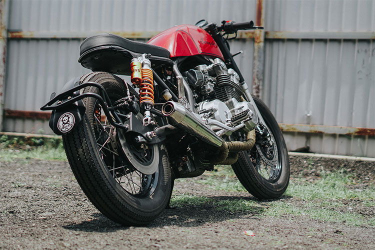 Sau khi "lên dáng" cafe racer bởi xưởng độ Tự Thanh Đa, chiếc Honda CB750 độ này đã "lột xác" hoàn toàn mang đậm vẻ mạnh mẽ, cá tính hơn so với kiểu dáng nguyên bản trước đây. Được biết, chiếc xe này phải độ trong thời gian 4 tuần và chi phí độ không được chủ nhân tiết lộ.