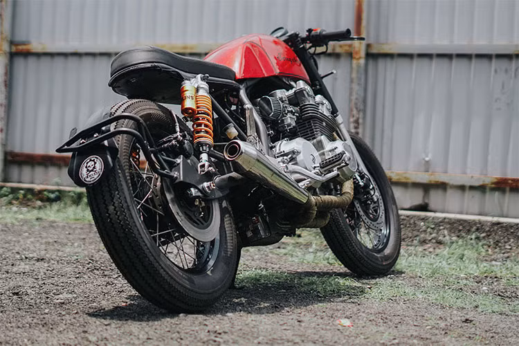 Sau khi "lên dáng" cafe racer bởi xưởng độ Tự Thanh Đa, chiếc Honda CB750 độ này đã "lột xác" hoàn toàn mang đậm vẻ mạnh mẽ, cá tính hơn so với kiểu dáng nguyên bản trước đây. Được biết, chiếc xe này phải độ trong thời gian 4 tuần và chi phí độ không được chủ nhân tiết lộ.