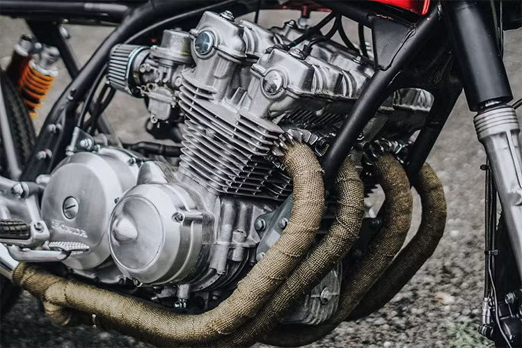 Nằm bên dưới bình xăng, động cơ 4 xi-lanh thẳng hàng DOHC 747cc với công suất khoảng 73 mã lực của CB750 vẫn được giữ nguyên, ngoại trừ hệ thống xả mới do Tự Thanh Đa tự chế tạo và cuốn vải chống nóng. Bên cạnh đó, lọc gió của xe cũng đã được nâng cấp ổn định hơn. 