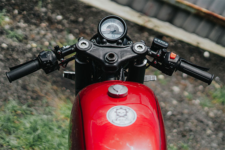 Vốn có thân xe khá "cồng kềnh", Tự Thanh Đa đã loại bỏ hoàn toàn bình xăng cùng dè trước sau và các tấm ốp hai bên thân xe của CB750. Thay vào đó, xưởng độ này đã gò lại cho chiếc xe một bình xăng lớn hình bán nguyệt, tạo vẻ "cơ bắp" cho chiếc xe.