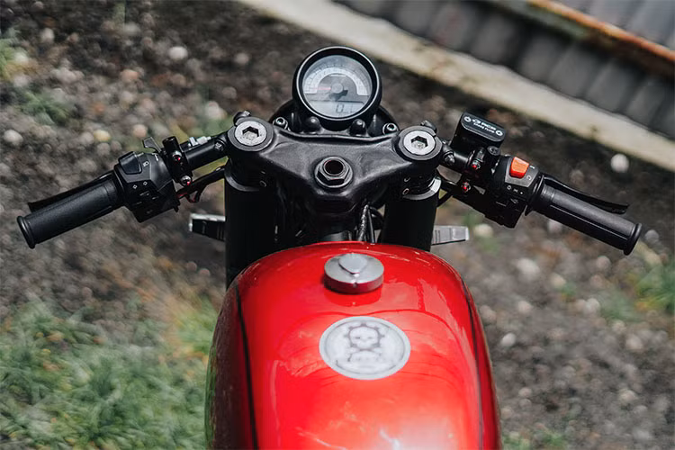 Vốn có thân xe khá "cồng kềnh", Tự Thanh Đa đã loại bỏ hoàn toàn bình xăng cùng dè trước sau và các tấm ốp hai bên thân xe của CB750. Thay vào đó, xưởng độ này đã gò lại cho chiếc xe một bình xăng lớn hình bán nguyệt, tạo vẻ "cơ bắp" cho chiếc xe.
