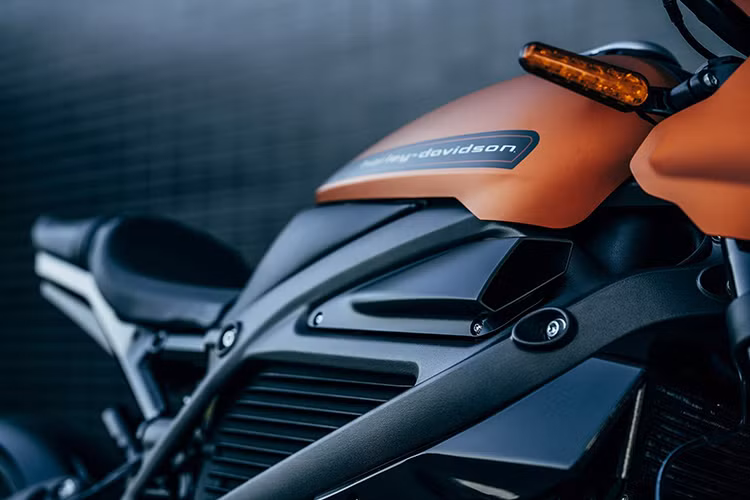 Bên cạnh đó, các chi tiết truyền thống của thương hiệu xe môtô cơ bắp Mỹ trên thiết kế của xe như cùm công tắc cũng được giữ lại, ví dụ như công tắc xi-nhan nằm tách biệt từng bên trái phải. Cổng cắm cáp sạc của Harley-Davidson LiveWire nằm dưới chi tiết nắp “bình xăng” giả.