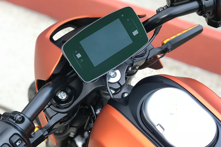 Phía trên khu vực điều khiển xe, Harley-Davidson LiveWire 2019 được trang bị một màn hình thông tin cảm ứng. Với bộ truyền động dây cu-roa được gắn trực tiếp vào mô-tơ điện, hãng cho hay mẫu mô tô điện này vẫn sẽ đem lại cảm giác thân thuộc cho những tay chơi Harley-Davidson.