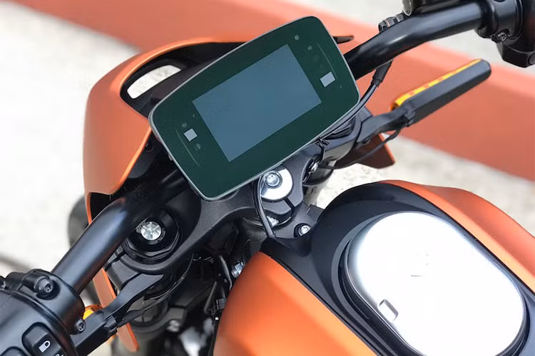 Phía trên khu vực điều khiển xe, Harley-Davidson LiveWire 2019 được trang bị một màn hình thông tin cảm ứng. Với bộ truyền động dây cu-roa được gắn trực tiếp vào mô-tơ điện, hãng cho hay mẫu mô tô điện này vẫn sẽ đem lại cảm giác thân thuộc cho những tay chơi Harley-Davidson.