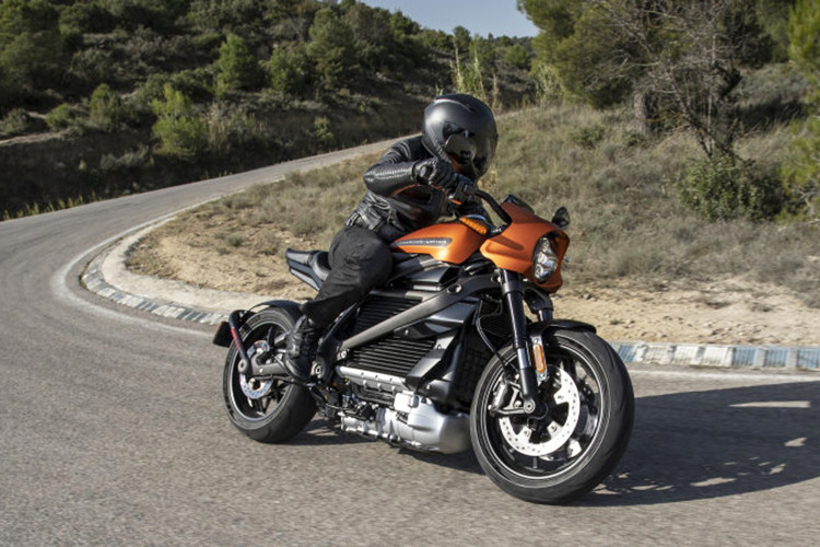 Ngoài công bố giá bán Harley-Davidson LiveWire từ 29.799 USD (tương đương khoảng 690 triệu đồng), Harley-Davidson còn giới thiệu thêm hai mẫu concept xe điện mới bao gồm một chiếc scooter và một chiếc xe địa hình Hãng xe Mỹ vẫn đang khá kín tiếng về hai mẫu xe mới này.