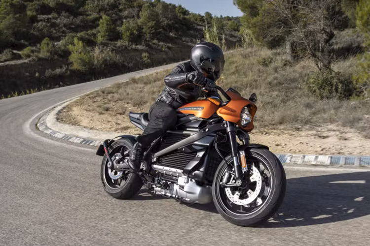 Ngoài công bố giá bán Harley-Davidson LiveWire từ 29.799 USD (tương đương khoảng 690 triệu đồng), Harley-Davidson còn giới thiệu thêm hai mẫu concept xe điện mới bao gồm một chiếc scooter và một chiếc xe địa hình Hãng xe Mỹ vẫn đang khá kín tiếng về hai mẫu xe mới này.