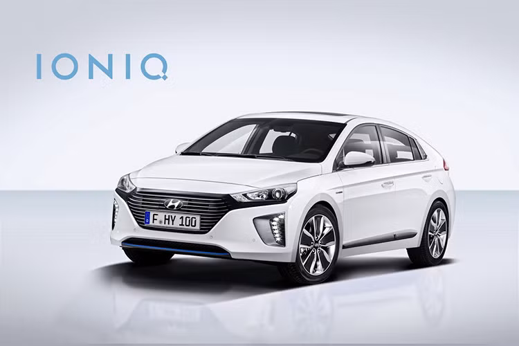 Mẫu xe sedan Hyundai IONIQ, mẫu xe "xanh" đặc biệt đầu tiên trên thế giới được trang bị cả ba loại động cơ là: động cơ điện, hybrid và plug-in hybrid trên cùng 1 "cơ thể" và nó chắc chắn sẽ là đối thủ đáng gờm trong tương lai của Toyota Prius.