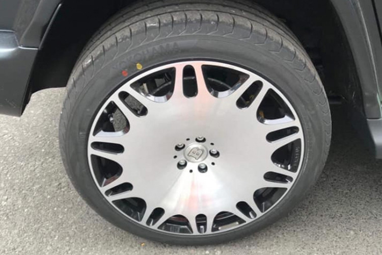 Trên nắp ca-pô, với phiên bản Mercedes G63 AMG 800 Widestar có hút gió vào khoang động cơ hầm hố hơn hẳn. Tiếp tới, bản 800 Widestar cũng được trang bị cặp mâm khủng với kích thước 23 inch, loại mâm đúc có tên Brabus Platinum Edition Monoblock vô cùng hầm hố.