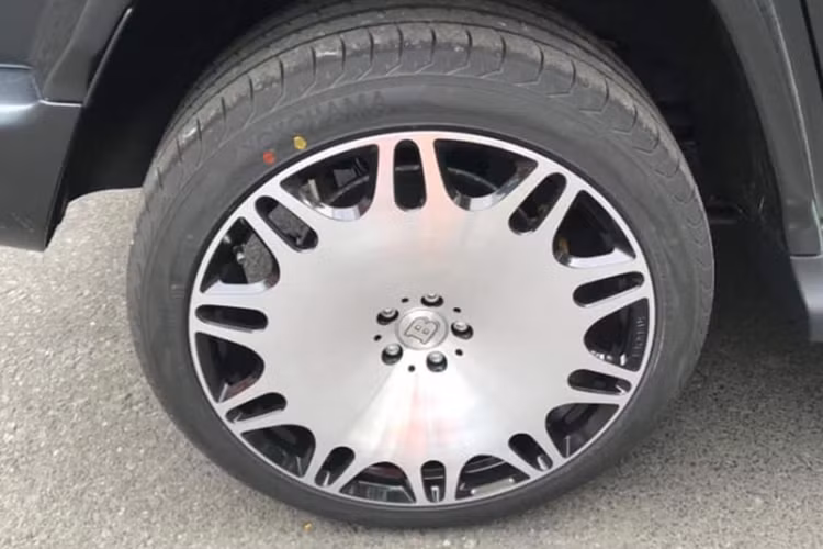 Trên nắp ca-pô, với phiên bản Mercedes G63 AMG 800 Widestar có hút gió vào khoang động cơ hầm hố hơn hẳn. Tiếp tới, bản 800 Widestar cũng được trang bị cặp mâm khủng với kích thước 23 inch, loại mâm đúc có tên Brabus Platinum Edition Monoblock vô cùng hầm hố.