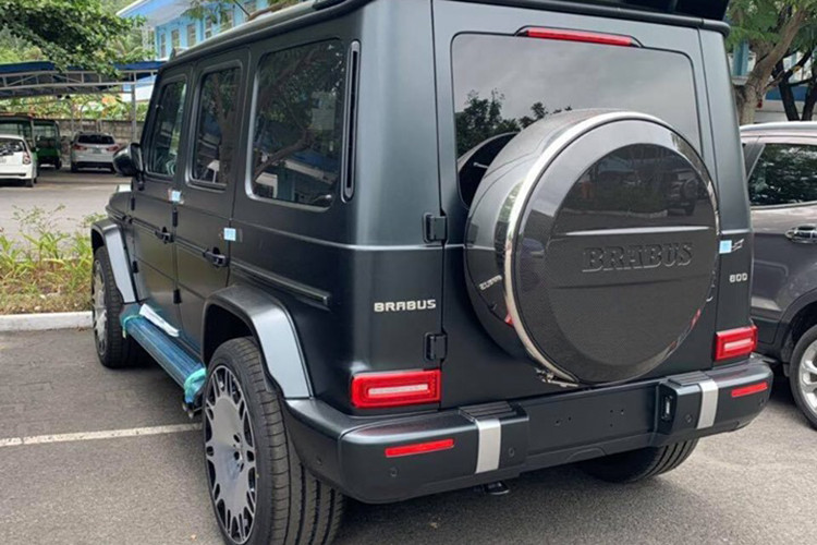 So với nguyên mẫu Mercedes-AMG G63 tiêu chuẩn, phiên bản độ Brabus mang ngoại hình cá tính và dữ dằn hơn đáng kể. Đầu tiên, logo chính hãng "Ngôi sao ba cánh" ở lưới tản nhiệt đã được thay thế bằng logo của nhà độ Brabus. Bộ cản dưới phía trước trên cặp đôi Brabus 700 Widestar và Brabus 800 Widestar đều được trang bị giống nhau với viền inox đặt dọc ở đầu xe cùng lưới hút gió dài và rộng.