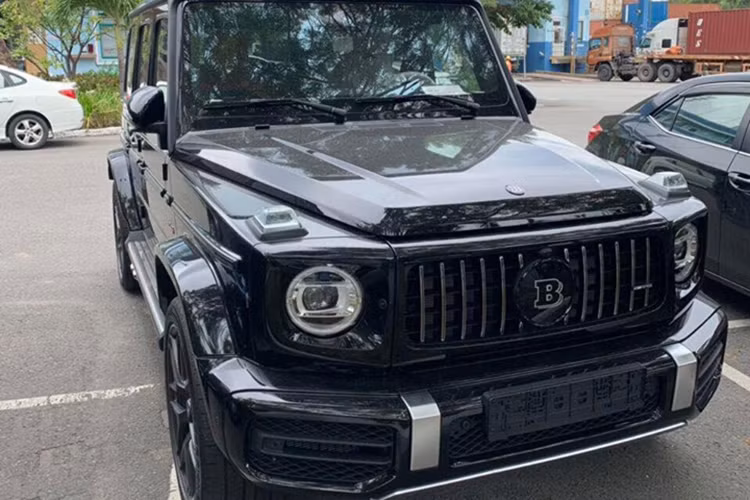 Thực tế, chưa rõ bộ đôi SUV hạng sang Mercedes-AMG G63 độ Brabus trên được độ bởi chính hãng Brabus hay do chủ nhân tự trang bị gói độ ngoài. Tuy nhiên, theo những hình ảnh chụp lại có thể thấy, cặp đôi này sở hữu bộ body-kit Brabus 700 Widestar và Brabus 800 Widestar.