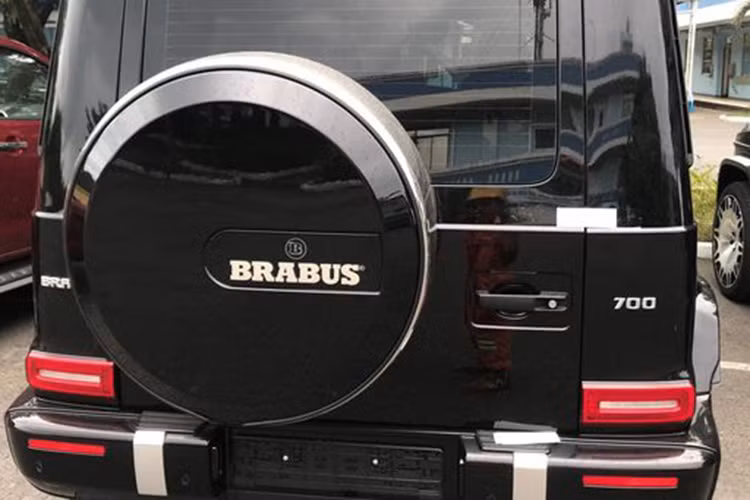 Ngoài ra, ở đuôi xe của cả 2 phiên bản Mercedes G63 AMG Brabus 700 Widestar và Brabus 800 Widestar xuất hiện tại Việt Nam này đều được trang bị các tuỳ chọn khá giống nhau với cản dưới thêm thanh inox đặt dọc cùng hệ thống ống xả được làm bằng thép không gỉ.