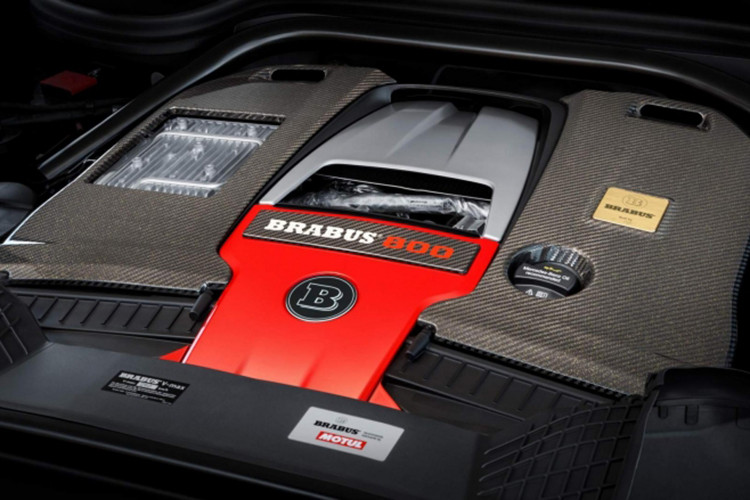 Mercedes-AMG G63 độ Brabus chính hãng sở hữu khối động cơ V8 4.0L tăng áp kép như phiên bản tiêu chuẩn. Tuy nhiên, sức mạnh đầu ra của cả 2 phiên bản độ đặc biệt này đều đã được các kỹ sư của Brabus tinh chỉnh lại. Cụ thể với phiên bản tiêu chuẩn, G63 AMG chỉ cho ra công suất tối đa 577 mã lực và mô-men xoắn cực đại 850 Nm. 