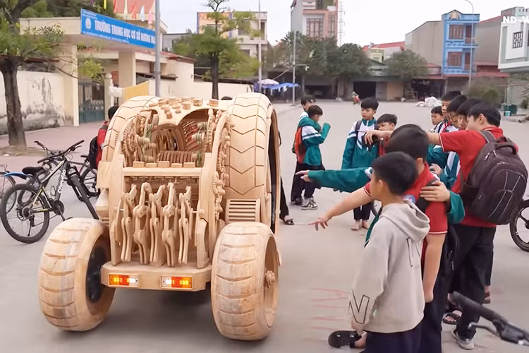 Cụ thể, người chế tạo chiếc xe độc lạ đó có tên là Trương Văn Đạo, sống tại Bắc Ninh. Theo chia sẻ, để chế tạo ra chiếc ôtô bằng gỗ siêu độc lạ lần này, anh đã nhờ AI sáng tạo ra nhiều bản mô phỏng với các kích thước khác nhau. Sau đó, anh Đạo tinh chỉnh lại tỉ lệ và sửa lại thiết kế sao cho phù hợp với thực tế.