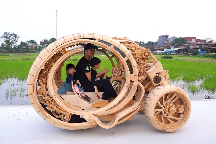 Tuy nhiên, chiếc ôtô bằng gỗ với thiết kế mang hơi hướng viễn tưởng và không làm theo một thương hiệu nào mà nhờ vào trí thông minh nhân tạo AI.