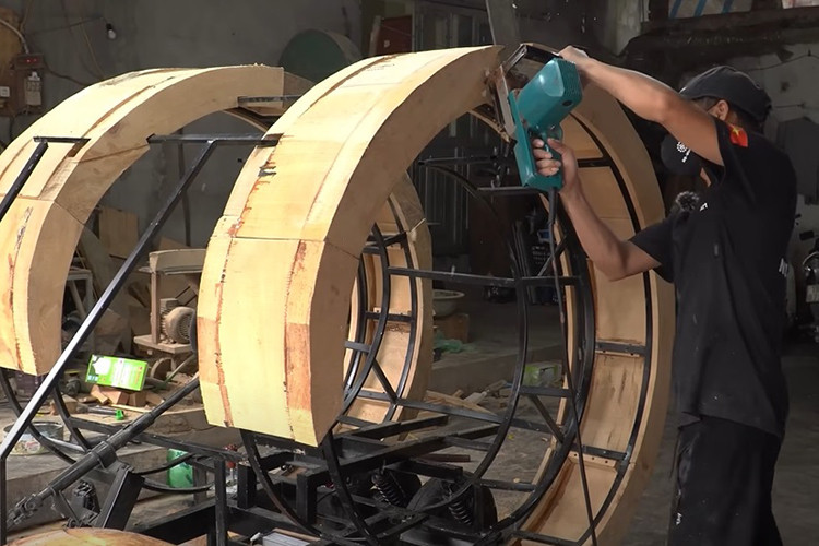 Về máy móc của xe, anh Đạo sử dụng hai mô tơ điện, bánh răng trên xe lấy ý tưởng từ đồng hồ cơ.