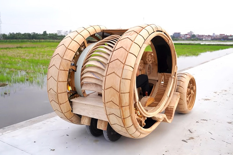 Trong tương lai, anh Đạo dự định sẽ làm thêm nhiều chiếc xe bằng gỗ khác từ trí tưởng tượng của bản thân và sự giúp sức của AI.