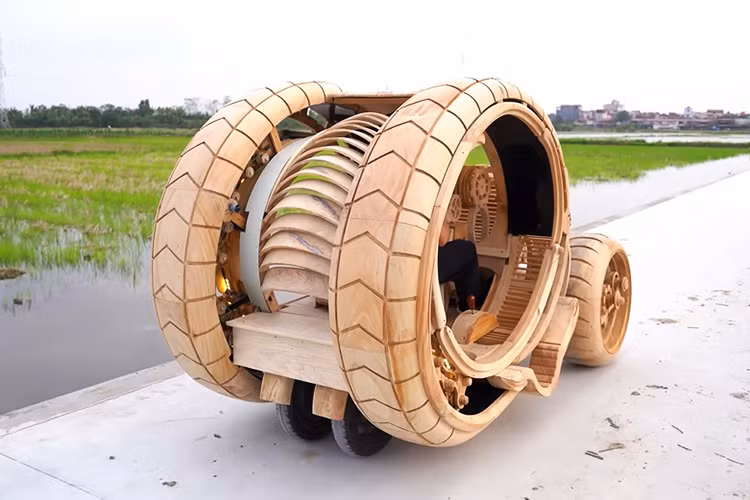 Trong tương lai, anh Đạo dự định sẽ làm thêm nhiều chiếc xe bằng gỗ khác từ trí tưởng tượng của bản thân và sự giúp sức của AI.