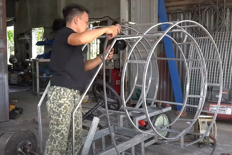 Quy trình sản xuất ôtô gỗ đặc biệt của thợ mộc Việt cũng cực kỳ phức tạp, từ việc sử dụng máy móc trong việc cắt thô, đến đục đẽo bằng thủ công để mang đến sự tinh xảo cho sản phẩm.