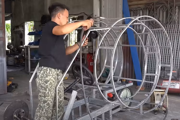 Quy trình sản xuất ôtô gỗ đặc biệt của thợ mộc Việt cũng cực kỳ phức tạp, từ việc sử dụng máy móc trong việc cắt thô, đến đục đẽo bằng thủ công để mang đến sự tinh xảo cho sản phẩm.