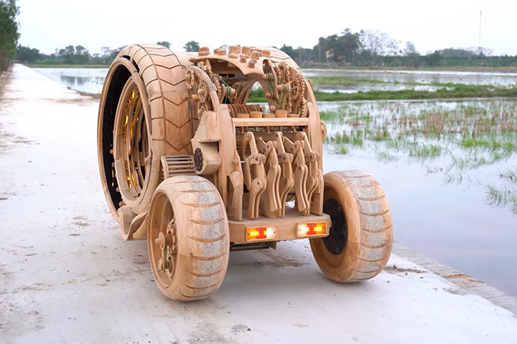 Hiện tại bộ sưu tập xe bằng gỗ của anh Trần Văn Đạo đã có đến 20 chiếc các loại.