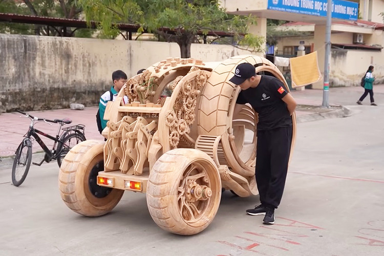 Anh Trương Văn Đạo đã sử khung thép để làm phần khung cho xe, sau đó toàn bộ được ốp gỗ pơ mu. Ước tính, anh phải sử dụng khoảng một khối gỗ mới có thể hoàn thành chiếc xe này.