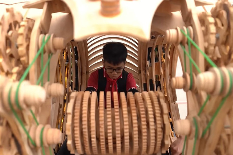 Xe di chuyển được là nhờ vào hệ thống bánh ẩn ở phía dưới, kết hợp với bánh trước bằng gỗ có kích thước nhỏ hơn.