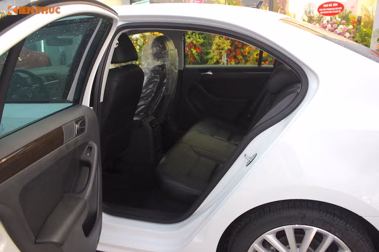 Ở phía sau, Jetta sở hữu hàng ghế sau tương đối rộng rãi và thoải mái do được thiết kế hướng tới khá nhiều cho thị trường châu Âu. Xe cũng có cửa gió điều hòa độc lập và ổ điện 12V cho hàng ghế sau. Các trang bị an toàn tiêu chuẩn của xe gồm hệ thống ổn định điện tử, hệ thống hỗ trợ leo dốc, hệ thống kiểm soát cự ly đỗ xe, 6 túi khí...