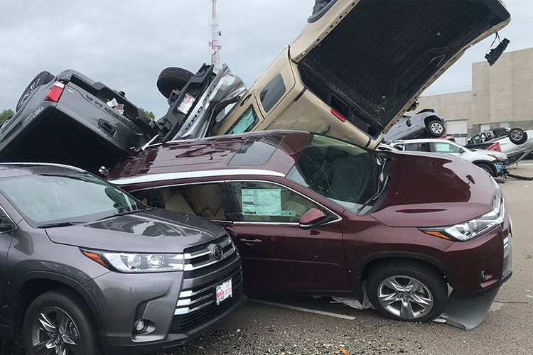 Một cơn lốc xoáy mạnh quét qua thành phố Jefferson, Missouri, Mỹ vào đêm thứ 4 ngày 22/5 vừa qua. Với sức gió tối đa lên tới 260 km/h đã để lại cảnh tượng tan hoang dưới đây ở hai đại lý GM và Toyota liền kề trong khu vực khiến hàng trăm ôtô bị lốc cuốn hư hỏng nặng.