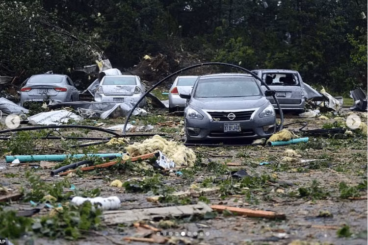 Thành phố Jefferson thuộc bang Missouri, Mỹ được đánh giá là một trong những khu vực chịu thiệt hại nặng nề nhất từ cơn lốc xoáy dữ dội vào tối 22/5 (giờ địa phương) với sức gió lên tới 257 km/h.