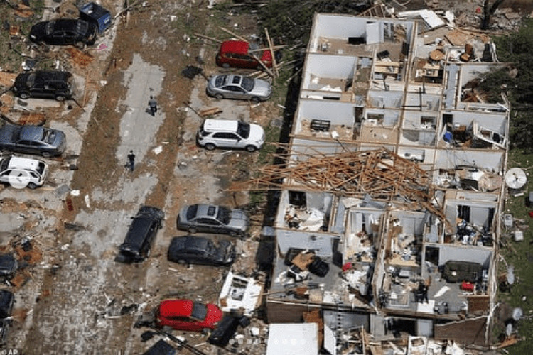 Bang Oklahoma và Missouri của Mỹ từ hôm thứ 2 tới giờ đã phải hứng chịu gần 100 cơn lốc lớn nhỏ khác nhau tàn phá khiến thiệt hại về người và của lớn chưa từng thấy.