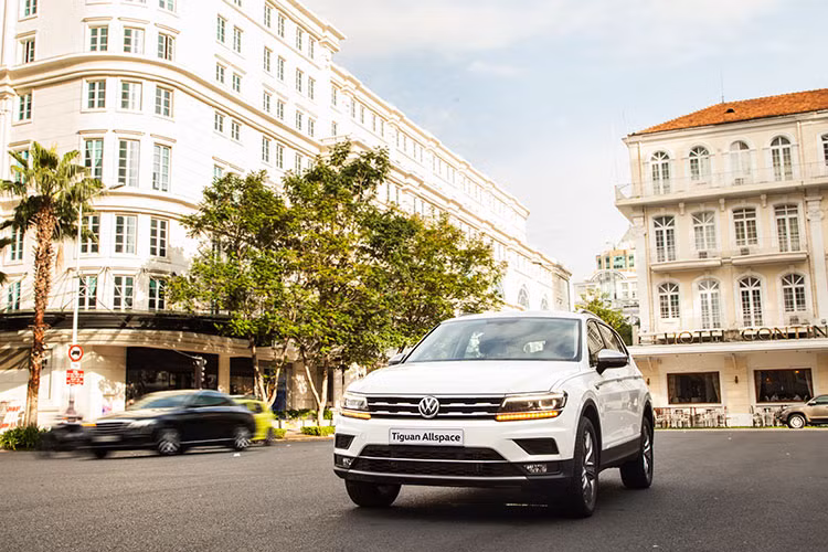 “Chúng tôi rất vui mừng mang đến khách hàng mẫu xe SUV 7 chỗ Tiguan Allspace đúng như kế hoạch trong quý 3 năm 2018. Đây được xem là một nỗ lực rất lớn của Volkswagen Việt Nam trong việc thực hiện đúng những yêu cầu cần có để được cho phép nhập khẩu và phân phối các mẫu xe mới đến tay người tiêu dùng.”- Ông Võ Tuấn Anh, Tổng Giám Đốc Volkswagen tại Việt Nam chia sẻ.