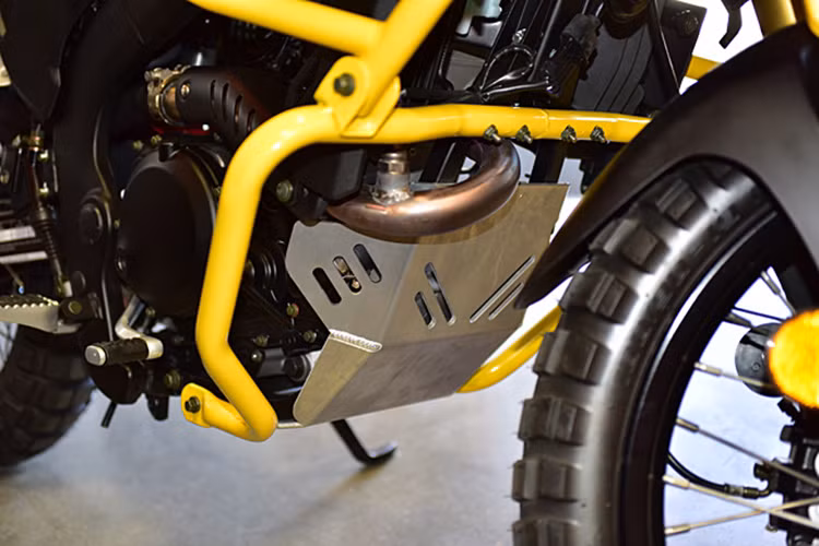 Thêm vào đó là phuộc lộn ngược 37 mm trước với khoảng chạy 130 mm. Đằng sau là giảm xóc đơn với khoảng chạy 140 mm. ánh trước của CSC RX3 2016 sử dụng lốp có kích thước 100/90-18, lốp 130/90-15 sau. 