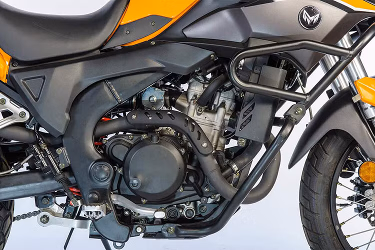 “Trái tim” của CSC RX3 2016 là khối động cơ xi-lanh đơn, 4 van, làm mát bằng chất lỏng, dung tích 250 cc, sản sinh công suất tối đa 25 mã lực và mô-men xoắn cực đại 23 Nm.