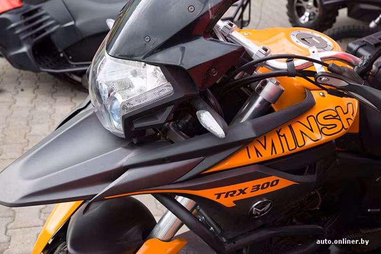 Có vẻ như hãng sản xuất muốn giấu đi xuất xứ Trung Quốc của dòng xe CSC. Nếu nhìn thoáng qua, ai cũng có thể nhầm CSC RX3 2016 là mẫu xe môtô đình đám BMW GS Adventure.