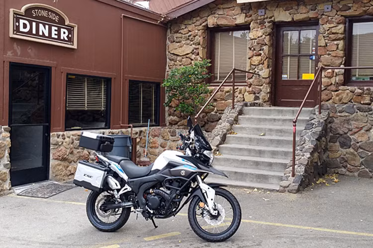  Ở phiên bản 2016, CSC RX3 2016 có 4 phiên bản màu sắc là cam Sahara Orange, bạc Metallic Sierra Silver, đỏ Metallic Garnet Red và trắng Pearl Ice White. Xe cũng có những phụ kiện tùy chọn như bộ hạ thấp xe, phuộc màu vàng và tùy chỉnh, yên hay tay lái màu satin... 