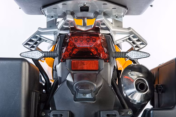 Một số trang thiết bị đáng chú ý khác của CSC RX3 2016 bao gồm bình xăng 16 lít, thanh cân bằng giúp giảm rung giật và phanh đĩa đơn trên cả hai bánh với kích thước 262 mm trước/258 mm sau.