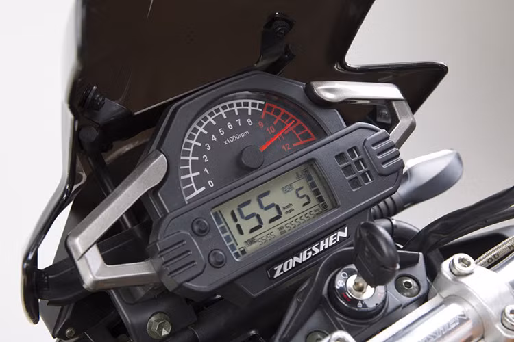 Tuy nhiên, nếu để ý kỹ, bạn có thể thấy CSC RX3 2016 chỉ được trang bị bánh trước đi kèm phanh đĩa đơn, không có cụm cảm biến của hệ thống chống bó cứng phanh ABS và khung bằng thép ống, khác biệt với BMW GS Adventure.