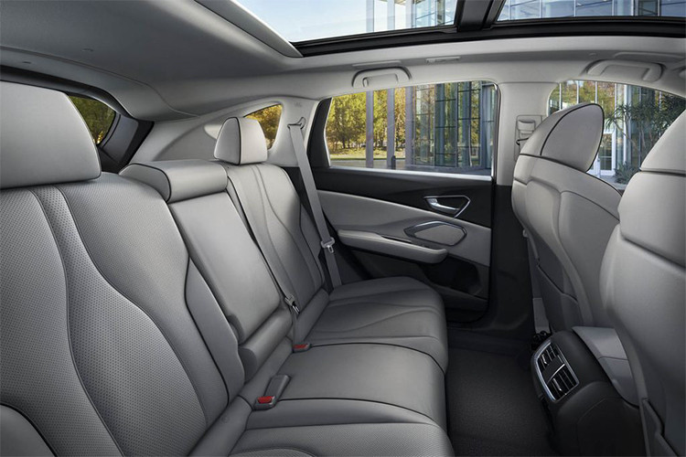 Acura RDX 2019 có bốn chế độ lái bao gồm: Snow, Comfort, Sport và Sport+. Các tính năng an toàn có trên Acura RDX 2019 gồm: hệ thống phanh chủ động giảm thiểu va chạm, cảnh báo va chạm phía trước, hỗ trợ giữ làn đường, hỗ trợ hành trình chủ động, cảnh báo lệch làn đường.