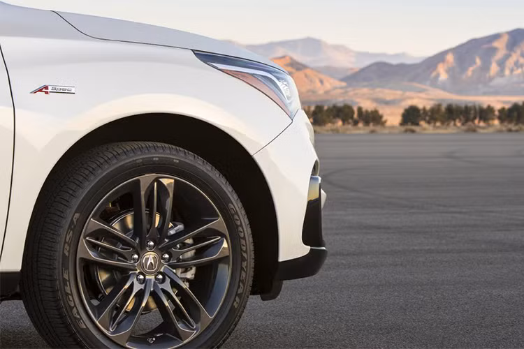 Phía sau nổi bật với cụm đèn hậu hình chữ C dạng LED, bộ mâm 5 chấu thiết kế mới khá cá tính và thể thao. So với thế hệ trước, chiều dài cơ sở của xe tăng thêm 6,6cm, nhờ đó dung tích khoang hành lý tốt hơn.