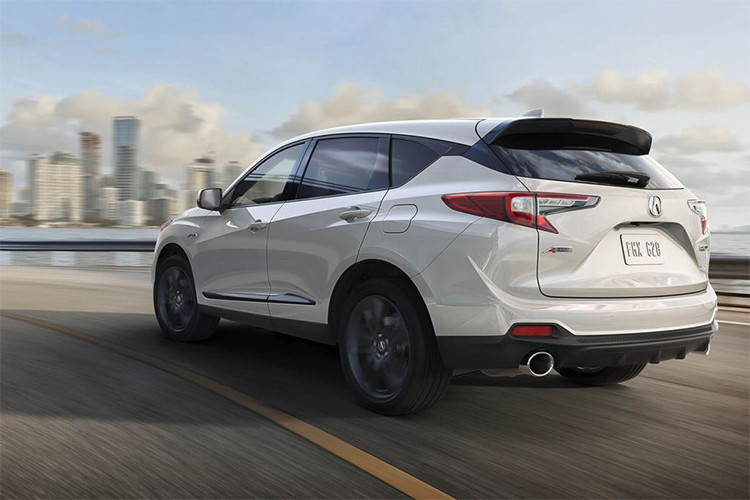 Ngoại hình của chiếc SUV hạng sang Acura RDX phiên bản 2019 mới được làm lại, cách tân với ngôn ngữ thiết kế tươi mới, nổi bật là cụm lưới tản nhiệt như chiếc khiên, cụm đèn pha sắc sảo. Tổng thể của xe có những đường nét gân guốc, góc cạnh và đậm chất thể thao.