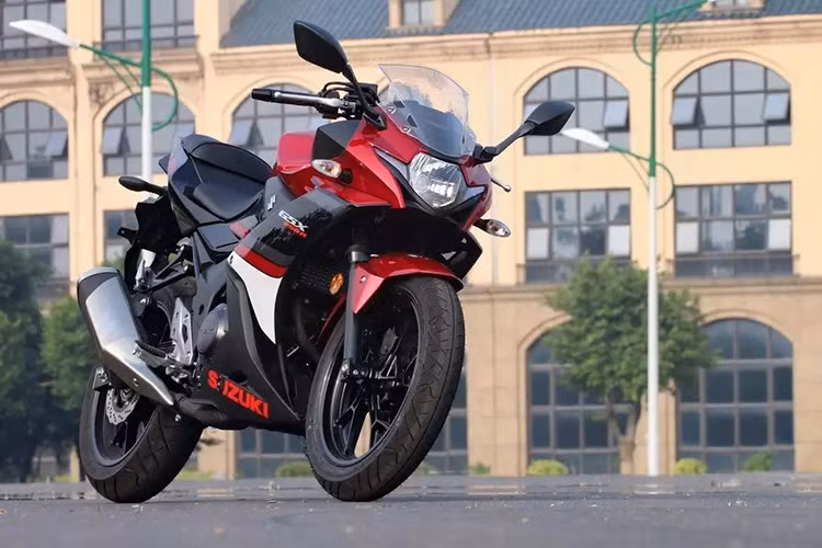 Tuy nhiên khi so với các đối thủ cùng phân khúc trên thị trường hiện nay, công suất của GSX-250R khá khiêm tốn, chỉ 24,7 mã lực và mô-men xoắn cực đại 23,3 Nm. Để so sánh, Honda CBR250RR mạnh 34,5 mã lực/28 Nm, Yamaha R25 là 35,5 mã lực/22,1 Nm và Kawasaki Ninja 250 là 32 mã lực/21 Nm.