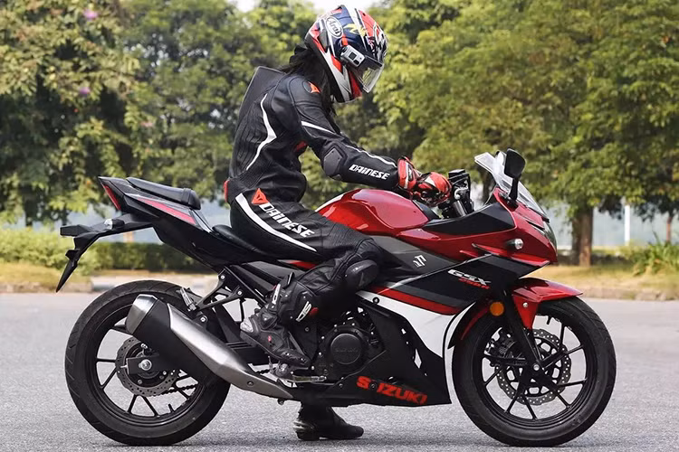 Theo đó, Suzuki GSX-250R màu đen Pearl Nebular Black sẽ có giá khởi điểm 4.299 Bảng (tương đương khoảng 120 triệu đồng). Trong khi đó, Suzuki GSX-250R phiên bản màu giống xe đua MotoGP có giá khởi điểm 4.399 Bảng (tương đương khoảng 123 triệu đồng).