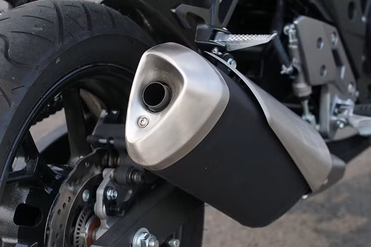 Ở phía sau, GSX-250R có phần đuôi góc cạnh, khá ngắn và thể thao. Chắn bùn phía sau xe cũng được thiết kế cân đối và không quá dài, khiến chiếc xe vẫn "giữ dáng" mà không gây bắn sình quá nhiều lên người ngồi. Hệ thống ống xả được thiết kế lớn với ốp kim loại.