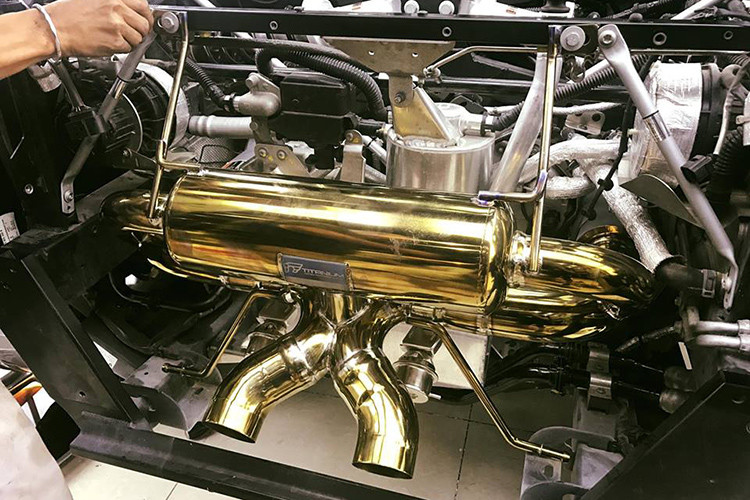 Việc trang bị ống xả độ IPE đã giúp "công lực" của siêu xe Lamborghini Aventador LP700-4 tăng thêm 19,8 mã lực ở công suất lên mức gần 720 mã lực và mô-men xoắn cực đại tăng thêm 42 Nm lên mức 732 Nm.