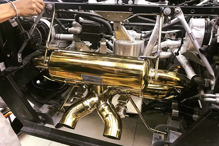 Việc trang bị ống xả độ IPE đã giúp "công lực" của siêu xe Lamborghini Aventador LP700-4 tăng thêm 19,8 mã lực ở công suất lên mức gần 720 mã lực và mô-men xoắn cực đại tăng thêm 42 Nm lên mức 732 Nm.