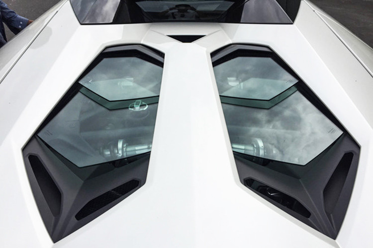 Lamborghini Aventador sử dụng động cơ V12, dung tích 6,5 lít nhưng công suất tối đa được đẩy lên gần 720 mã lực và mô-men xoắn cực đại 732 Nm. Sức mạnh của động cơ vẫn được truyền tới cả bốn bánh thông qua hộp số tự động 7 cấp ISR. Xe có thể tăng tốc từ vị trí xuất phát lên 100 km/h chỉ trong thời gian 2,9 giây trước khi đạt vận tốc tối đa 349 km/.