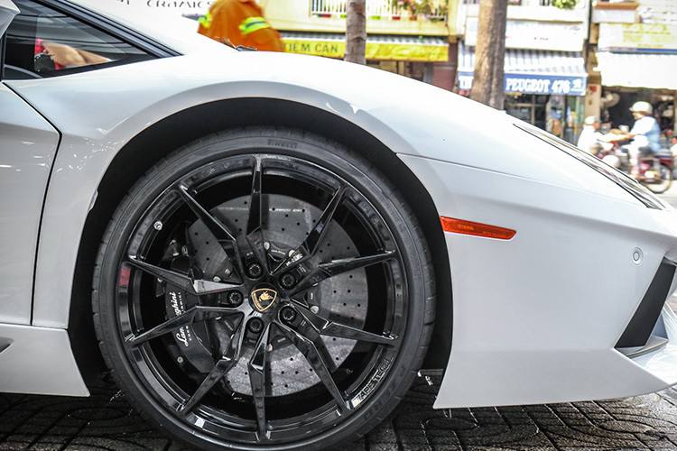 Trước khi chọn mua siêu xe Lamborghini Aventador LP700-4 màu trắng, trong garage của doanh nhân Bình Dương có sự góp mặt của 1 siêu xe khác là Ferrari 488 GTB màu vàng. Điều đáng nói, phải mất gần nửa năm sau khi mua xe, doanh nhân này mới ra được biển số cho Ferrari 488 GTB.