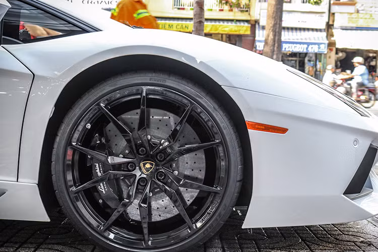 Trước khi chọn mua siêu xe Lamborghini Aventador LP700-4 màu trắng, trong garage của doanh nhân Bình Dương có sự góp mặt của 1 siêu xe khác là Ferrari 488 GTB màu vàng. Điều đáng nói, phải mất gần nửa năm sau khi mua xe, doanh nhân này mới ra được biển số cho Ferrari 488 GTB.