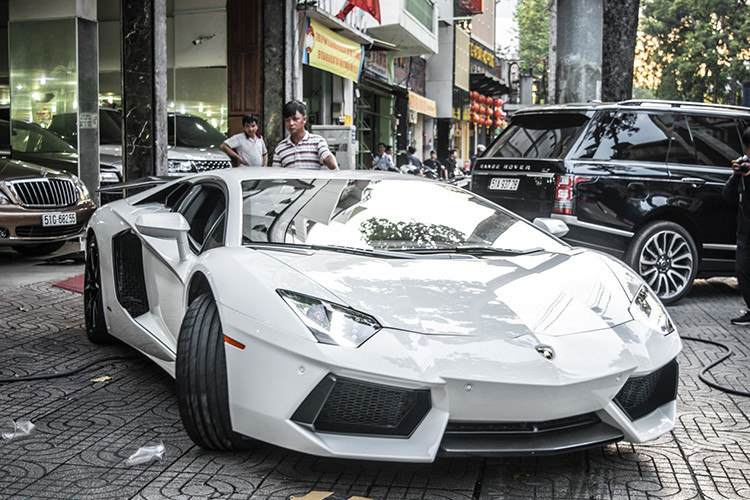 Chiếc siêu xe Lamborghini Aventador LP700-4 bí ẩn nhất Việt Nam được doanh nhân Bình Dương mua lại đã sở hữu cánh gió đuôi bằng sợi carbon hầm hố. Chưa hết, hệ thống ống xả của siêu xe này còn được độ từ chất liệu titanium của IPE cho âm thanh cực khủng.